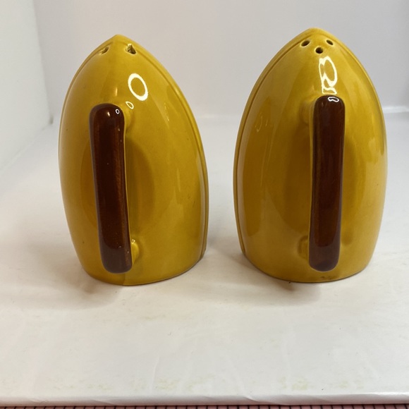 Vintage Salt and Pepper Shakers Irons British Columbia Souvenir 4” tall - Picture 4 of 11